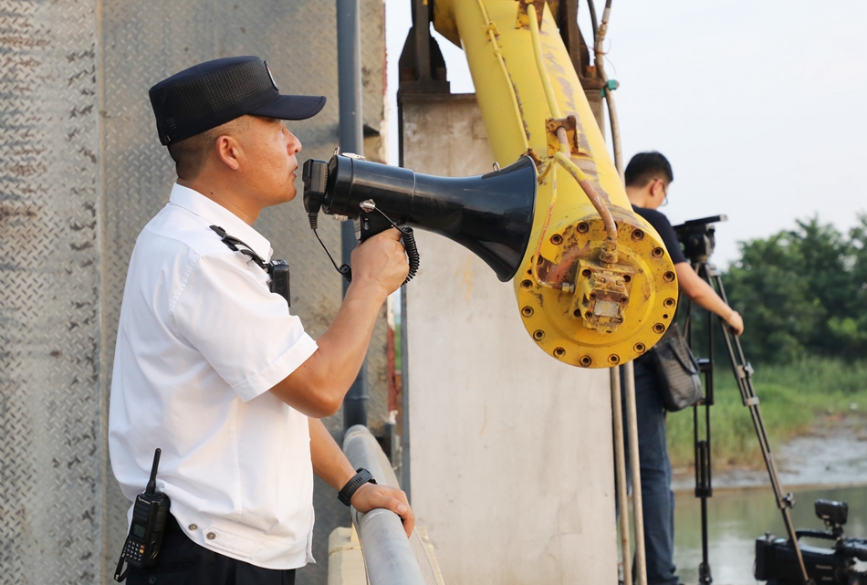 连云港港监部门工作人员指挥渔船开海。榆宣摄