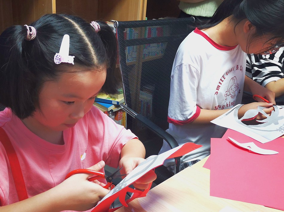 孩子們學習剪紙技藝。史道智攝