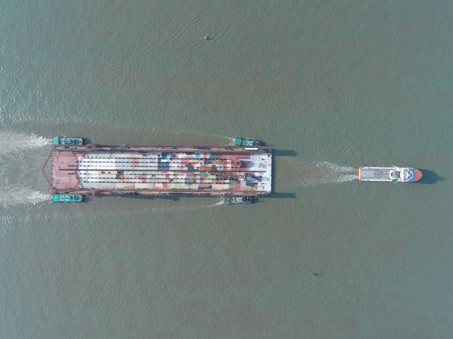 长江第二大浮船坞“搬家”。泰州海事局供图