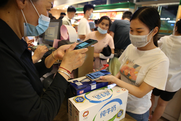 消費者排隊核銷結賬。鹽南高新區供圖