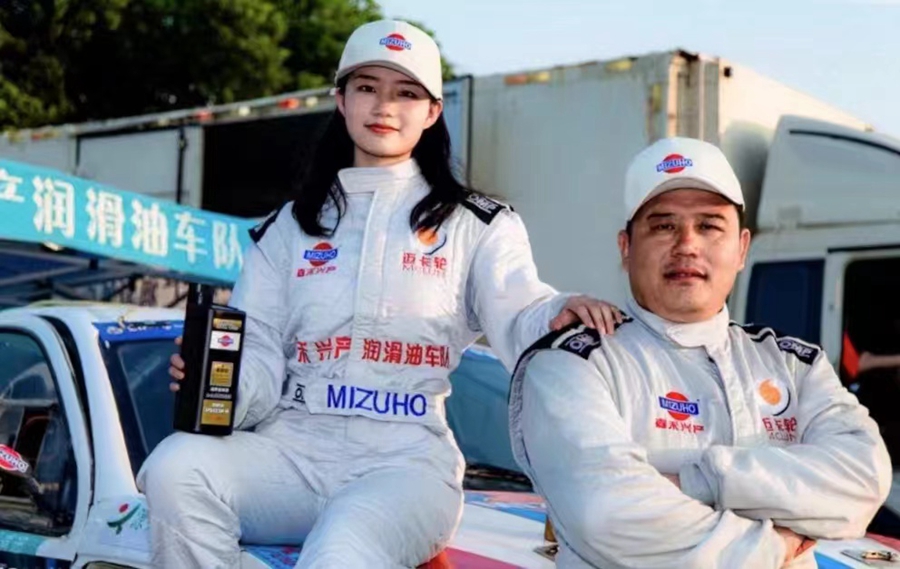 代表嘉禾兴产润滑油车队的著名车手李鹏程和他的爱女李锦秀的同场竞技。主办方供图