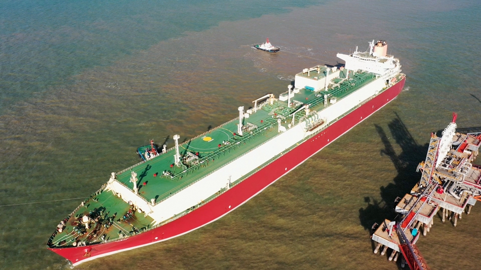 “扎卡”輪靠泊中石油江蘇LNG接收站碼頭。徐書影攝