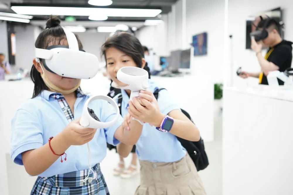 孩子們在元宇宙科技夏令營中體驗AR和VR技術。沿江街道供圖。