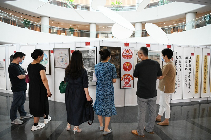 无锡高新区“致敬三十年 携手向未来”文艺作品展开展。新吴区委宣传部供图