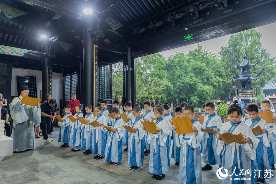 学童在梅村泰伯庙举行启智礼。梅萱摄