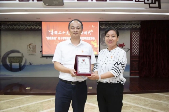 江南农村商业银行获颁发2022年度“中国红十字奉献奖章”。江南农商行供图