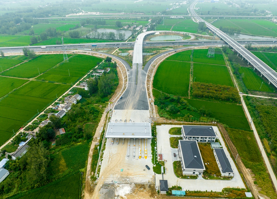 京沪高速改扩建工程施河互通主体完工。 纪星名摄