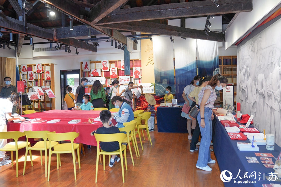 中秋佳节，南京梅园新村办起了“红色集市”。尹翔摄