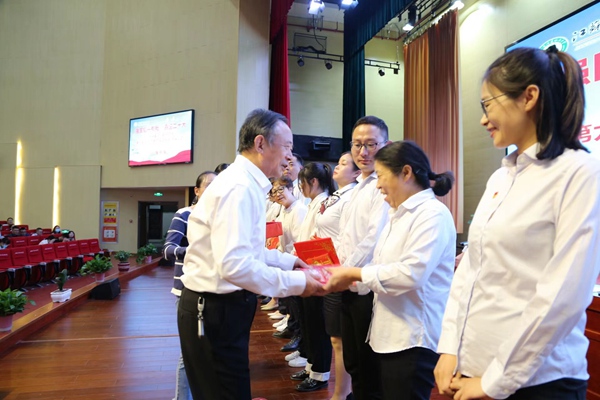 周桂官（左一）为优秀教师颁奖。杨卫国摄