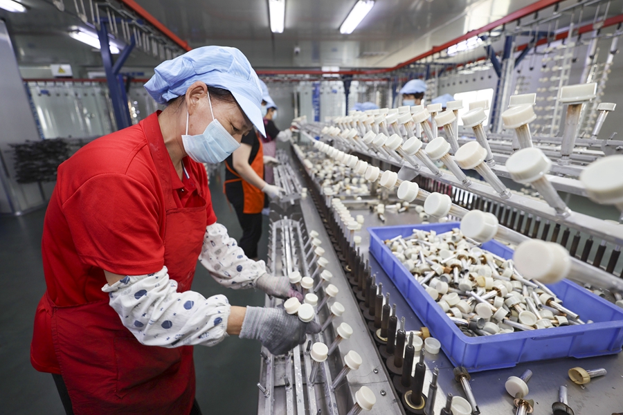 赣榆区一家瓶盖加工企业的生产场景。赣榆区委宣传部供图
