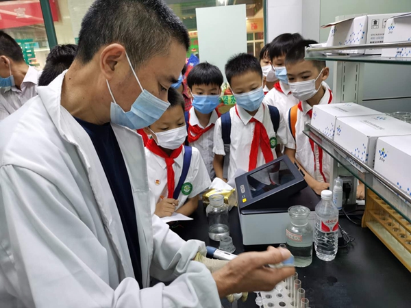 南京农业大学实验小学的同学们在江苏省农科院进行“家庭食用叶菜残余农药检测”实践活动。冯晓敏摄