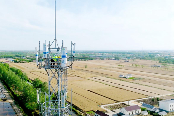 图为移动网络技术人员在盐城市盐东镇坞港村建设5G基站。江苏移动供图