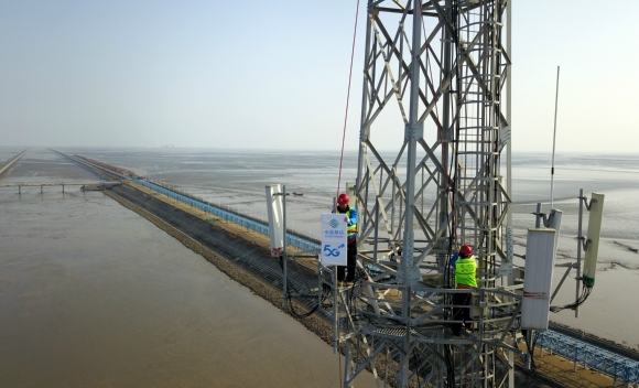 圖為在南通黃海大橋沿岸80米高塔上建設5G基站。江蘇移動供圖