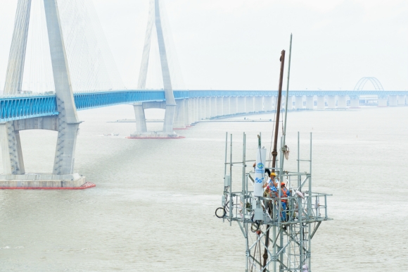 圖為在長江滬蘇通鐵路蘇州段附近高塔上部署5G網絡設備。江蘇移動供圖