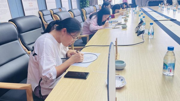 员工学习团扇制作方法以及晕染绘画技法。苏州烟草供图