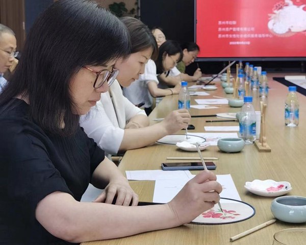 党员职工学习传统的晕染绘画技法活动现场。苏州烟草供图