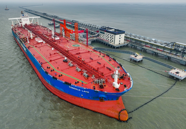 30萬噸級超大型油輪首次靠泊江蘇。徐圩新區供圖