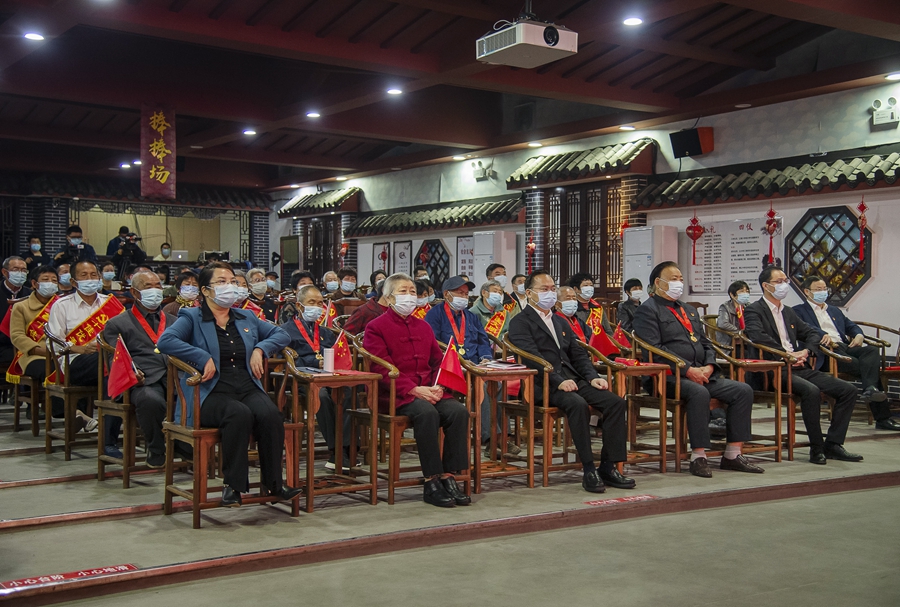徐州市贾汪区马庄村党员干部群众在村文化礼堂集中收看党的二十大开幕会。金继成  李玄摄