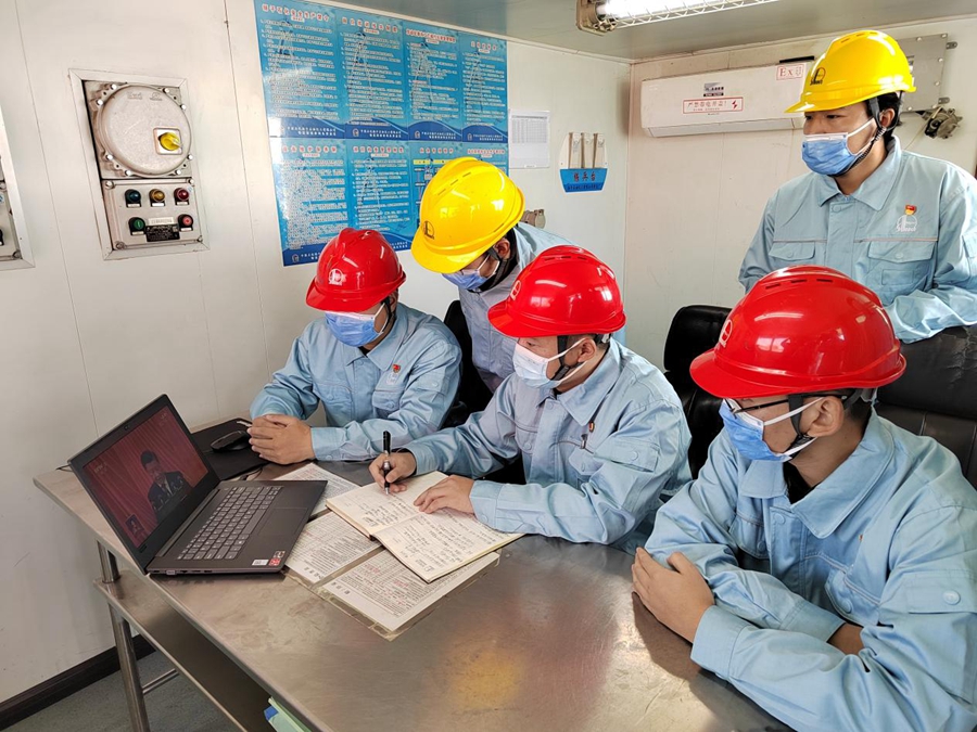 扬子石化贮运厂液体码头作业区员工在电脑前收看二十大开幕会。江北新区供图