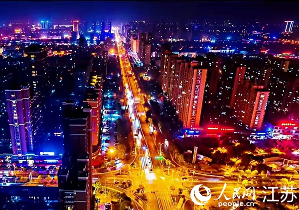 海安城市流光溢彩的夜景。人民網記者 王繼亮攝