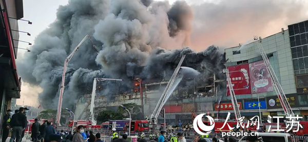  金盛百貨商場29日上午發生火災，圖為下午事故現場。楊靜攝