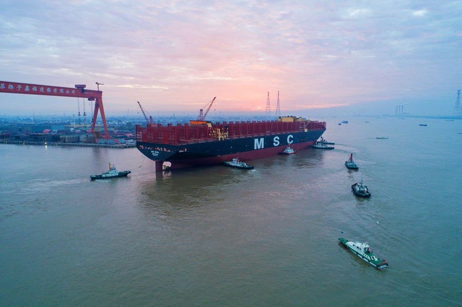 全球最大型集裝箱船在長江泰州段出塢。馮飛虎攝