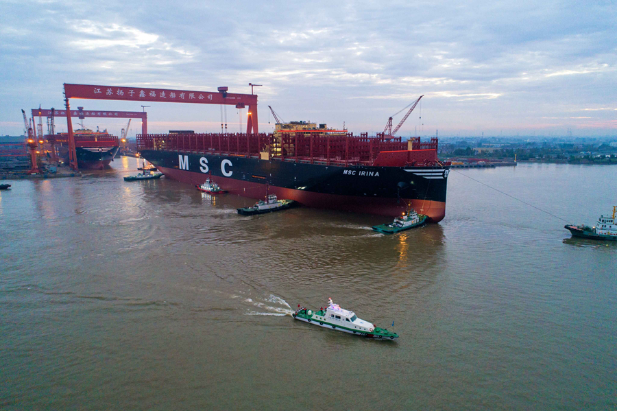 全球最大型集装箱船在长江泰州段出坞。冯飞虎摄