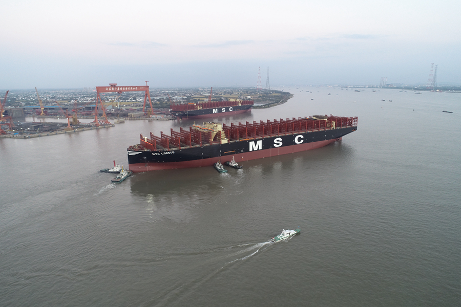 全球最大型集装箱船在长江泰州段出坞。冯飞虎摄