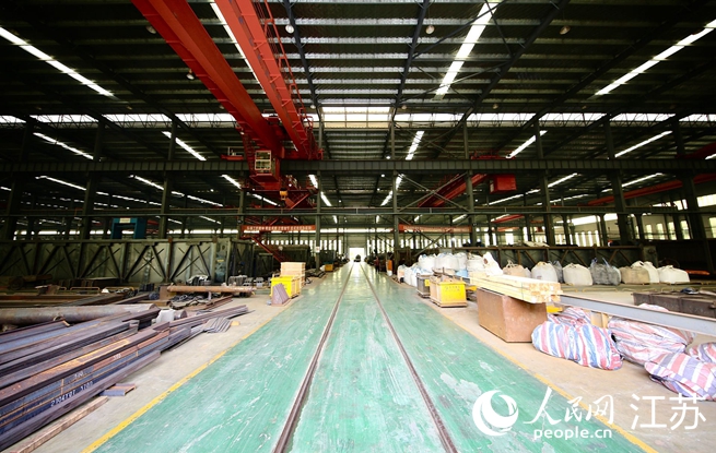 江蘇東九重工廠房內 ，長長的軌道幫助員工將鍋爐零件運送組裝。 人民網 馬燾燾攝