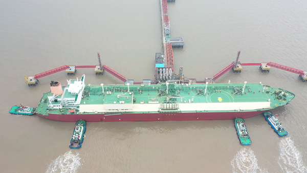 全球最大型LNG船舶装载11万吨LNG靠泊江苏如东洋口港。江苏海事局供图