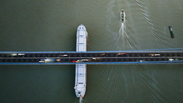 新造试航的“ORIENT PEONY”海轮经过江阴大桥。江阴海事局供图