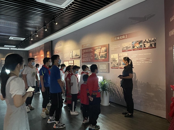 图为青少年参观季市镇弯腰沟红色文化旅游基地。靖江市委宣传部供图
