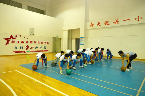 图为青少年放学后在新桥镇乡村“复兴少年宫”打篮球锻炼身体。靖江市委宣传部供图