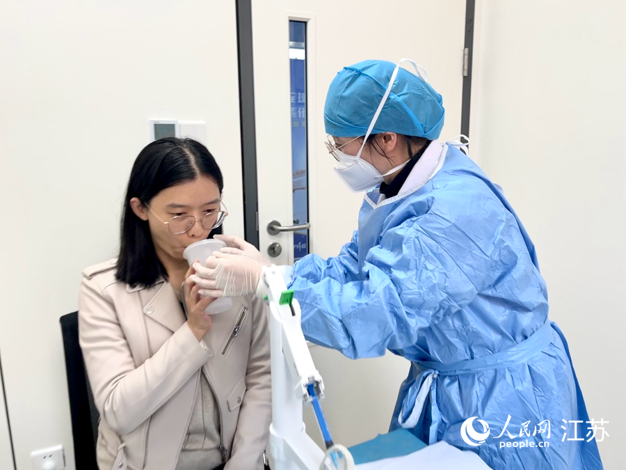 市民正在南京市建鄴區海峽城衛生服務中心接種吸入式新冠疫苗。人民網 李子佩攝