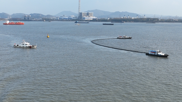 两艘船舶利用围油栏对“污染物”进行围控。南京海事局供图