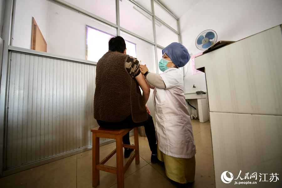 在社区卫生服务站，贡旦旦为病患打针。人民网 马焘焘摄