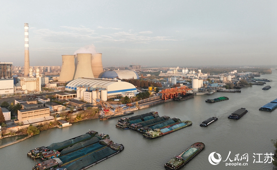 京杭大运河的运煤船只。 孟德龙摄
