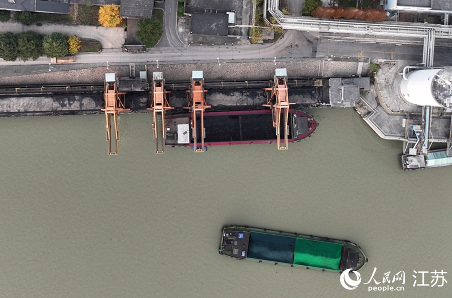 电煤通过京杭大运河运输到发电企业。孟德龙摄