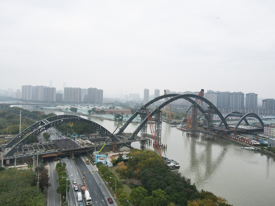 大桥跨越京杭大运河，实现新老城区快速连通。鲁滨摄