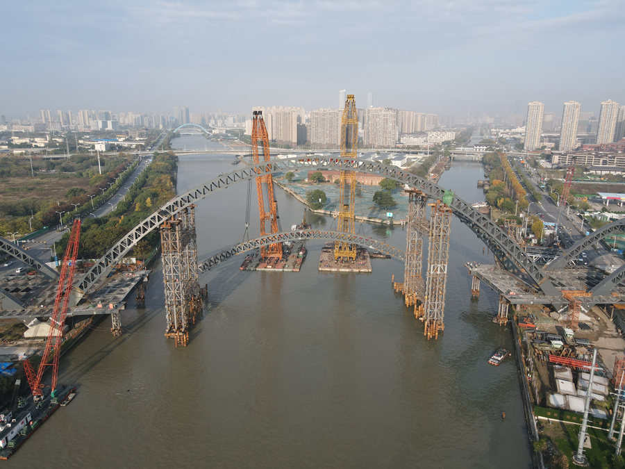 京杭大运河无锡段跨度最大的桥梁菱湖大桥主拱完成合龙。鲁滨摄