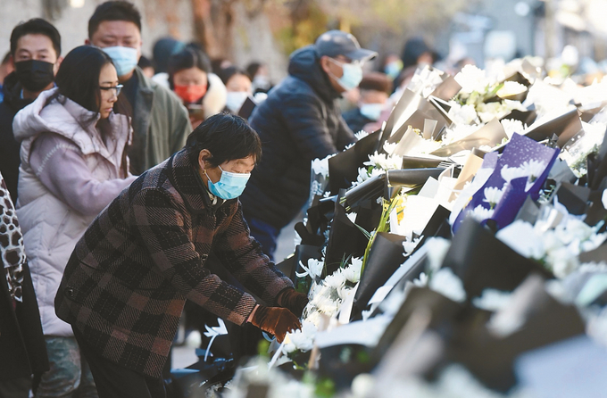 12月6日，揚州市民在江澤民舊居前獻花寄哀思。 通訊員 詹寧寧 本報記者 余萍 攝