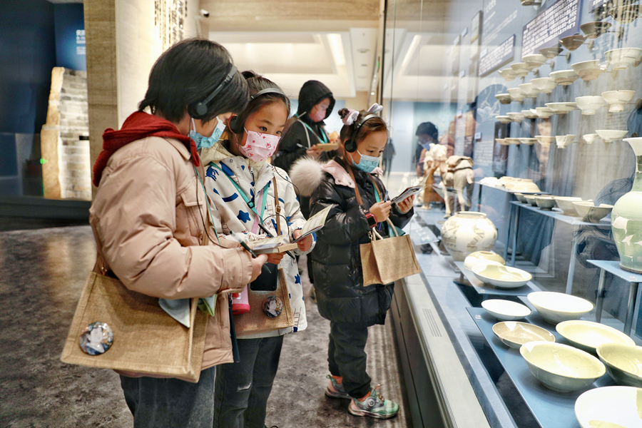 家长带孩子参观中国大运河博物馆。柏尚高摄