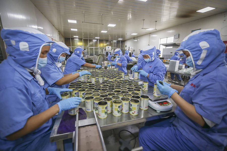 海頭海鮮電商產業園的工作人員檢測產品。贛榆區委宣傳部供圖