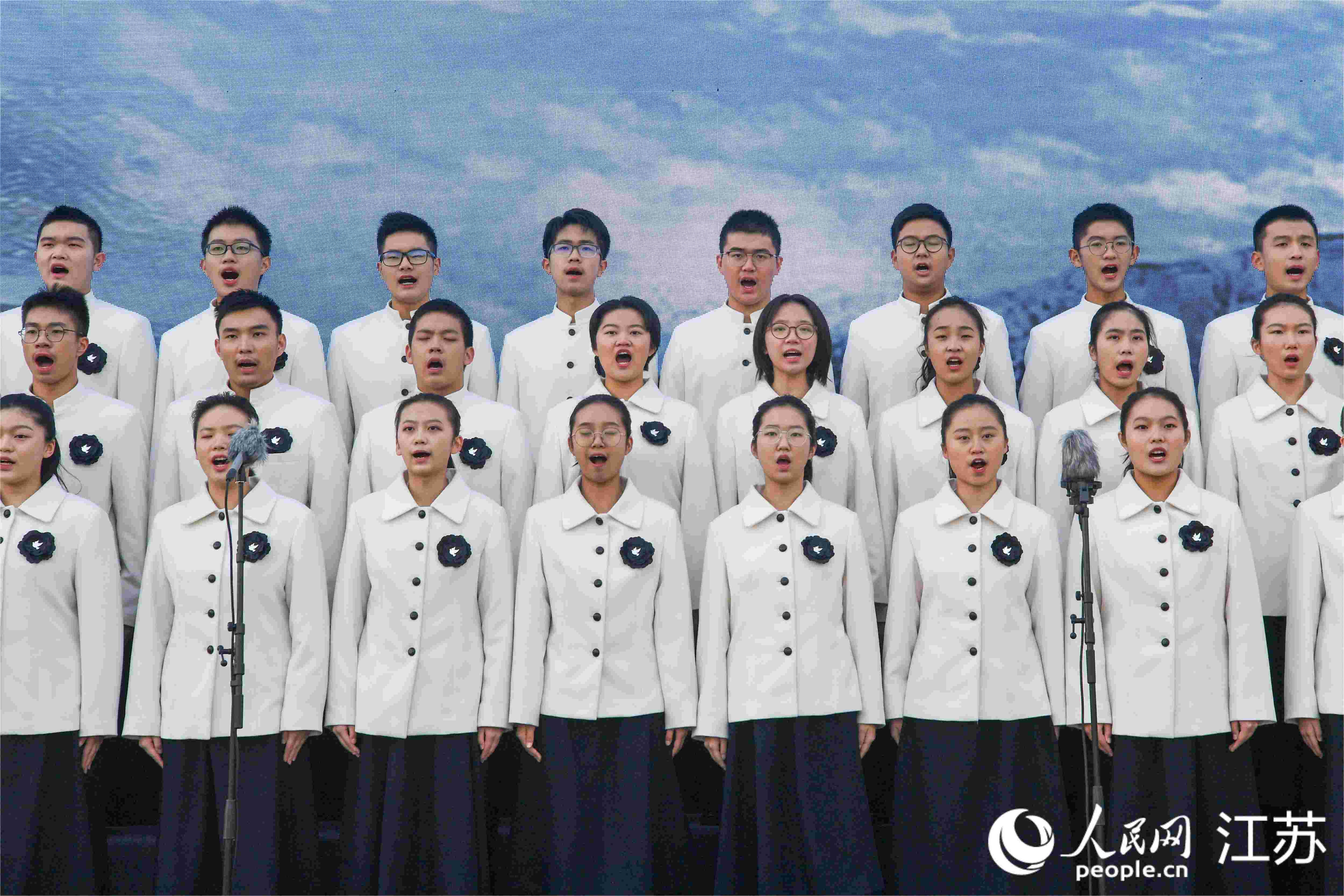 南京市中华中学学生朗诵和平宣言。人民网 马焘焘摄