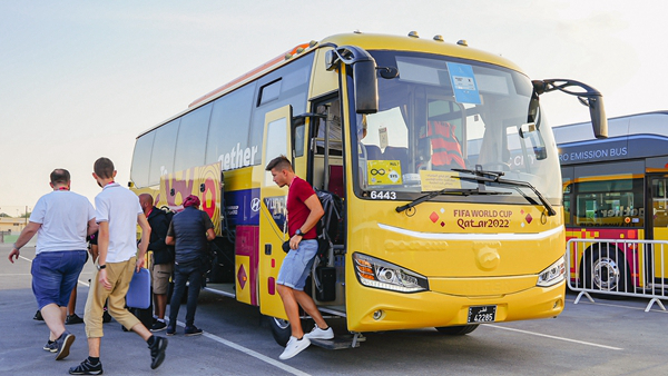 卡塔爾接送球迷的蘇州金龍大巴車。馬靖宇攝