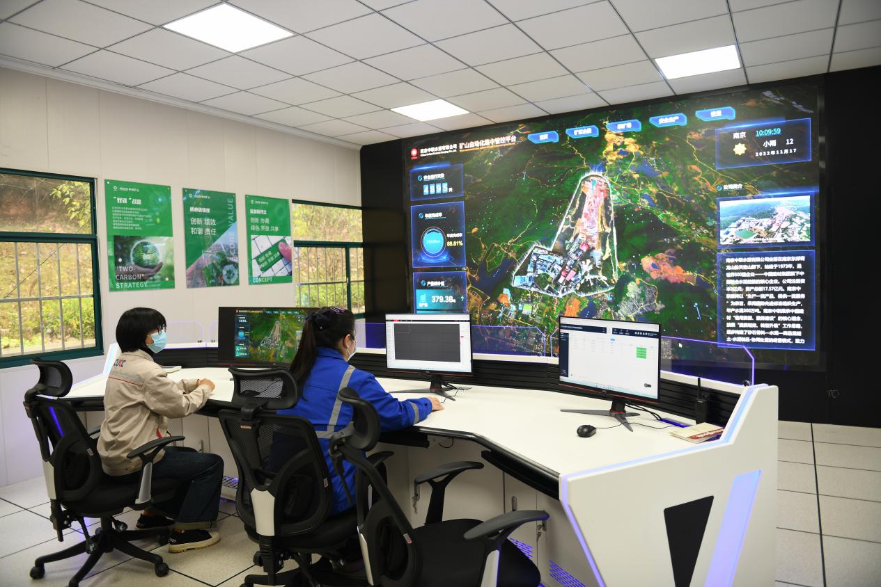 工作人员使用自动化集中管控平台实时监控。南京市应急管理局供图