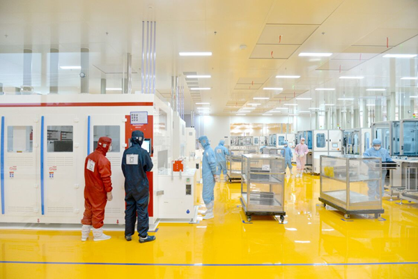 潤陽光伏公司生產車間內，工作人員正在操作設備。楊征程攝