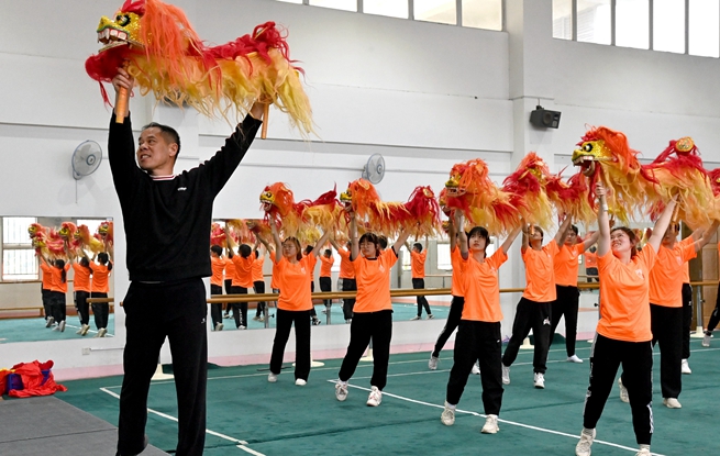 南京工业大学学生排练江浦手狮舞。钱澄摄