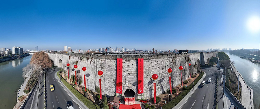 巨幅春联亮相中华门。南京城墙保护管理中心供图