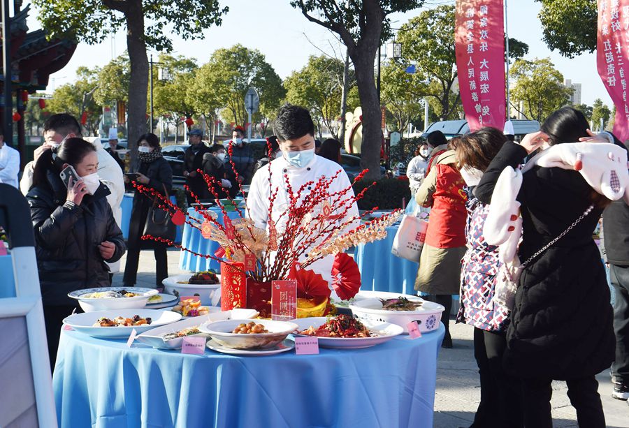 8家餐饮企业在现场实物展示30多种组合套餐。陈义宝摄